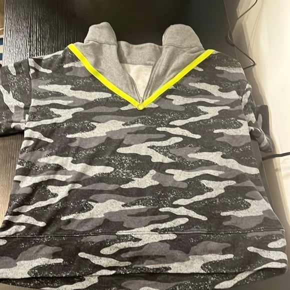 𝅺flirtitude active camo shirt - Picture 1 of 2